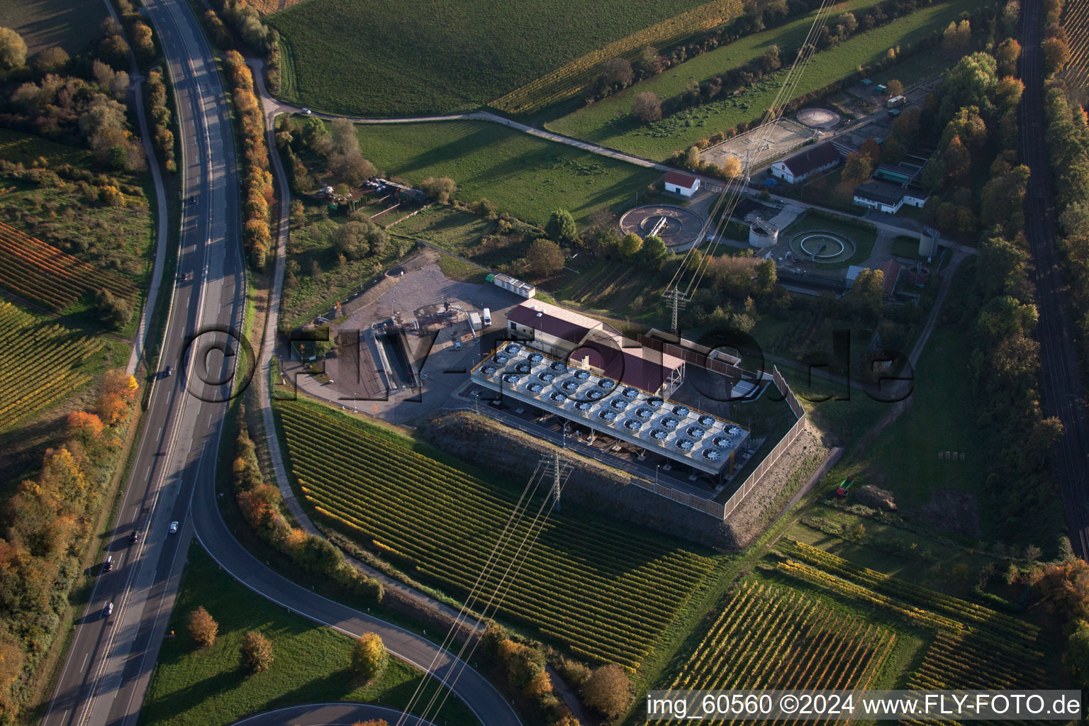 Systèmes de refroidissement de la centrale géothermique à Insheim dans le département Rhénanie-Palatinat, Allemagne d'en haut