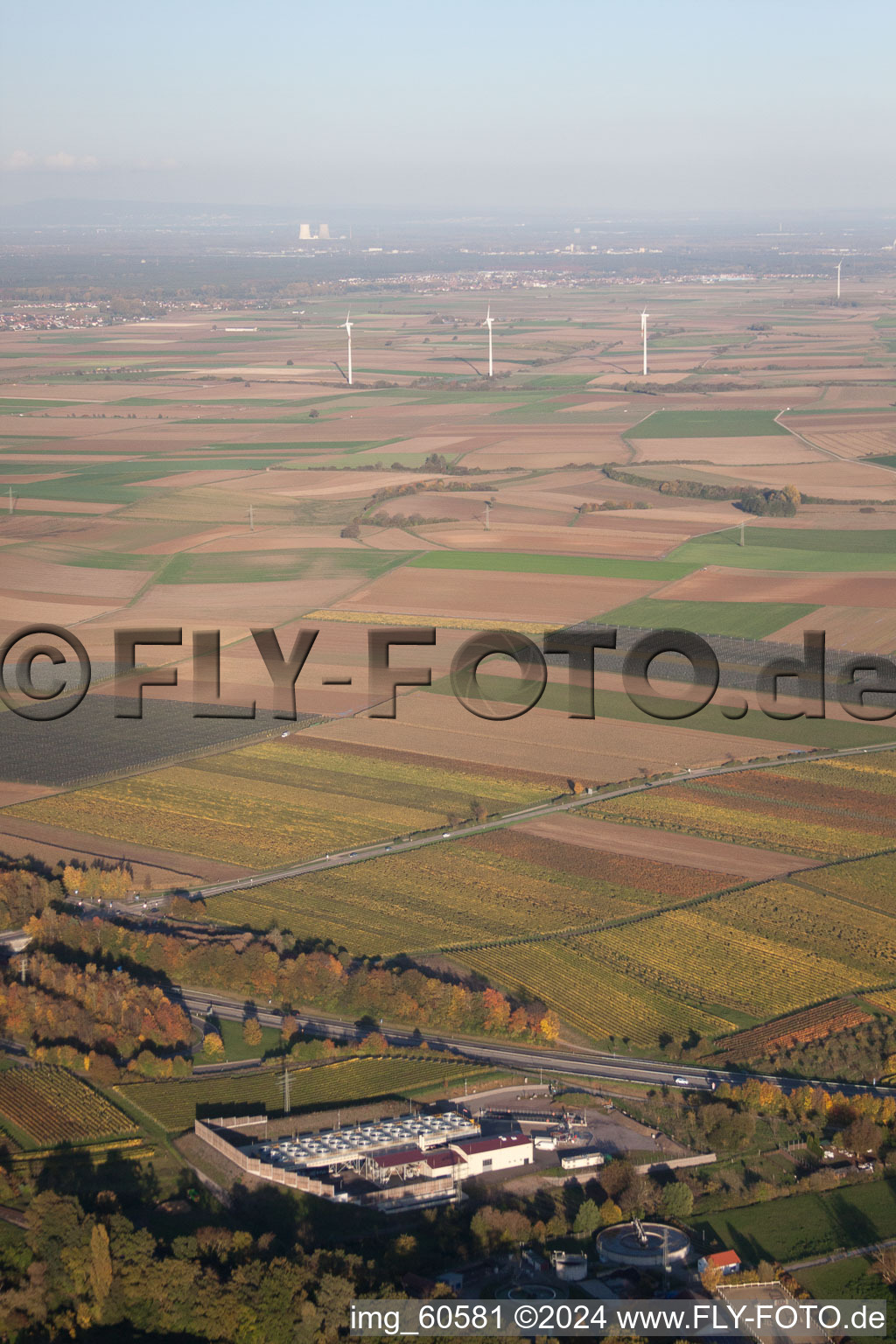 Vue aérienne de Transition énergétique : centrale géothermique devant, éoliennes d'Offenbach an der Queich derrière et tours de refroidissement de la centrale nucléaire de Philippsburg à l'horizon à Insheim dans le département Rhénanie-Palatinat, Allemagne