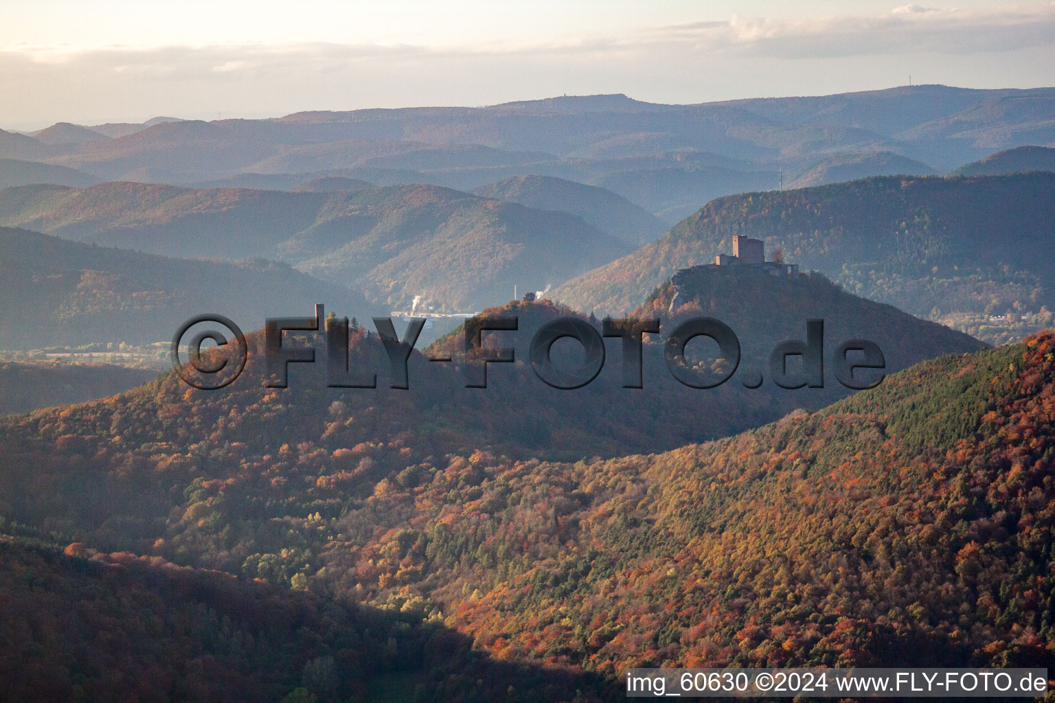 Vue oblique de Les 3 châteaux Trifels, Anebos et Münz à le quartier Bindersbach in Annweiler am Trifels dans le département Rhénanie-Palatinat, Allemagne