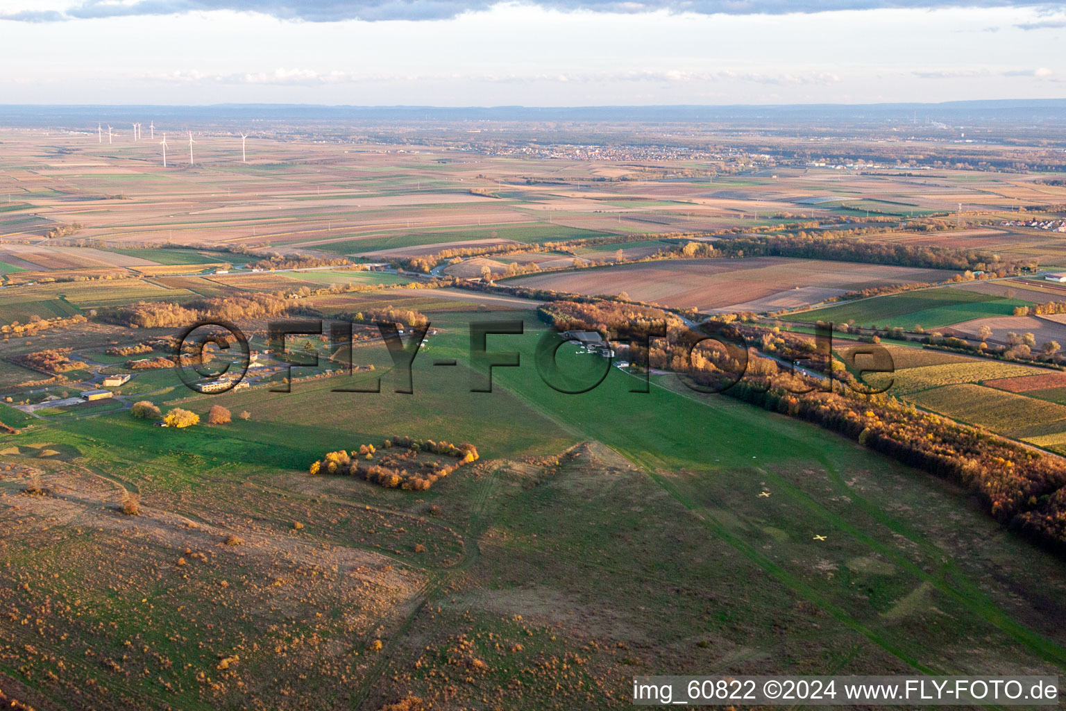 Vue aérienne de Aire de vol à voile sur l'aérodrome DJK / Aéroclub Landau-Ebenberg à Landau in der Pfalz dans le département Rhénanie-Palatinat, Allemagne