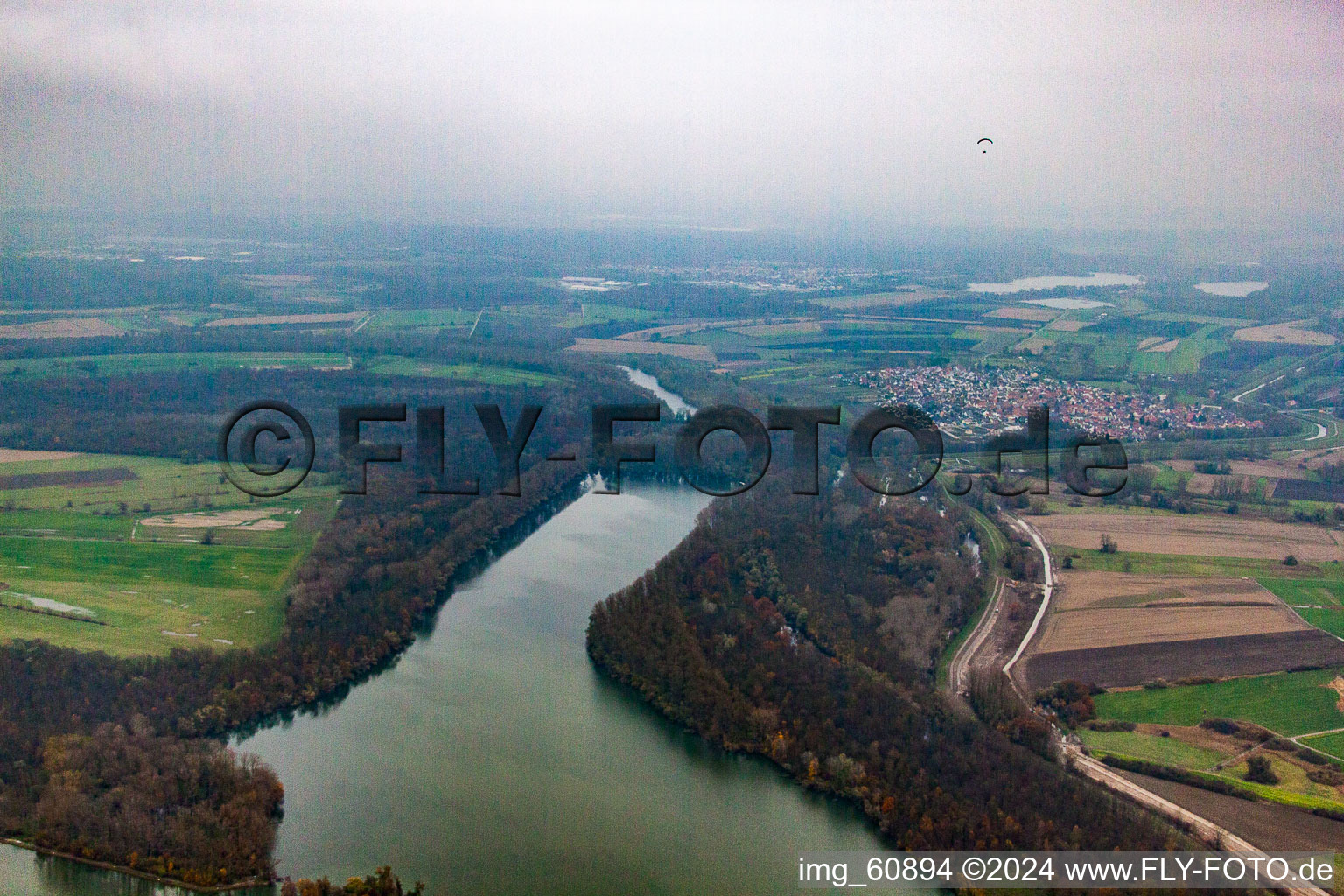 Vue aérienne de Vieux Rhin, canal de Saalbach à le quartier Rheinsheim in Philippsburg dans le département Bade-Wurtemberg, Allemagne