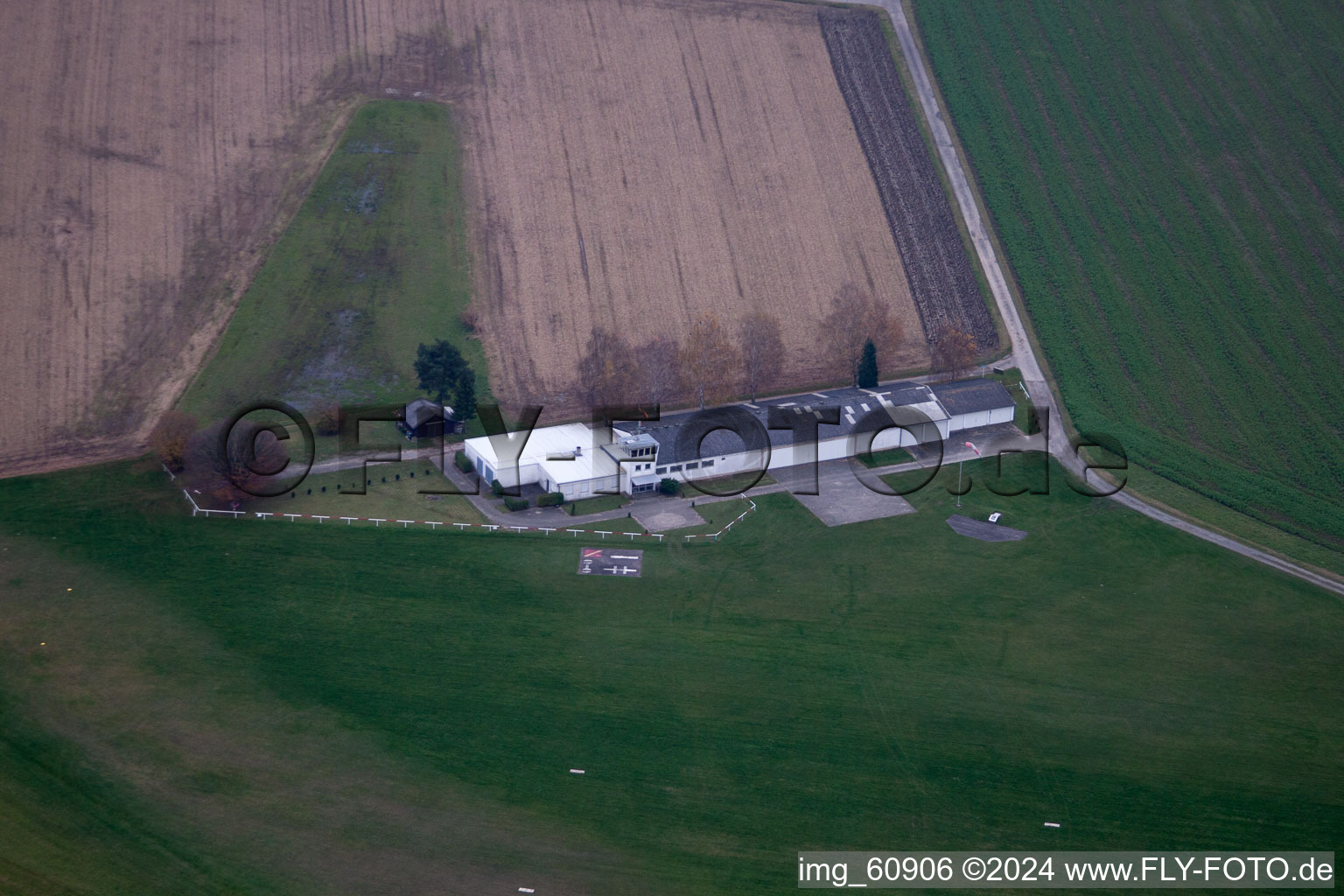 Vue aérienne de Aérodrome EDRI de Linkenheim à Linkenheim-Hochstetten dans le département Bade-Wurtemberg, Allemagne