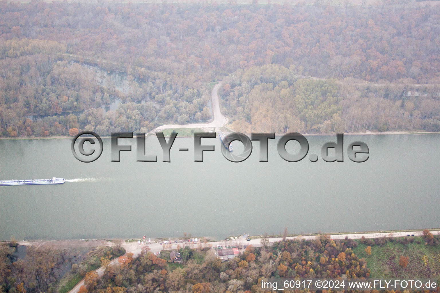 Vue aérienne de Ferry sur le Rhin à le quartier Leopoldshafen in Eggenstein-Leopoldshafen dans le département Bade-Wurtemberg, Allemagne