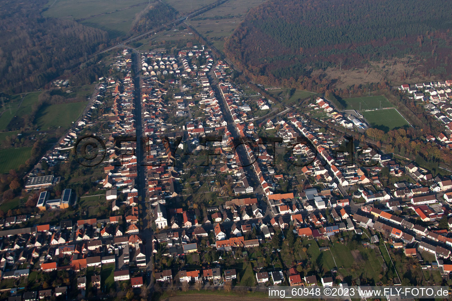 Quartier Huttenheim in Philippsburg dans le département Bade-Wurtemberg, Allemagne du point de vue du drone