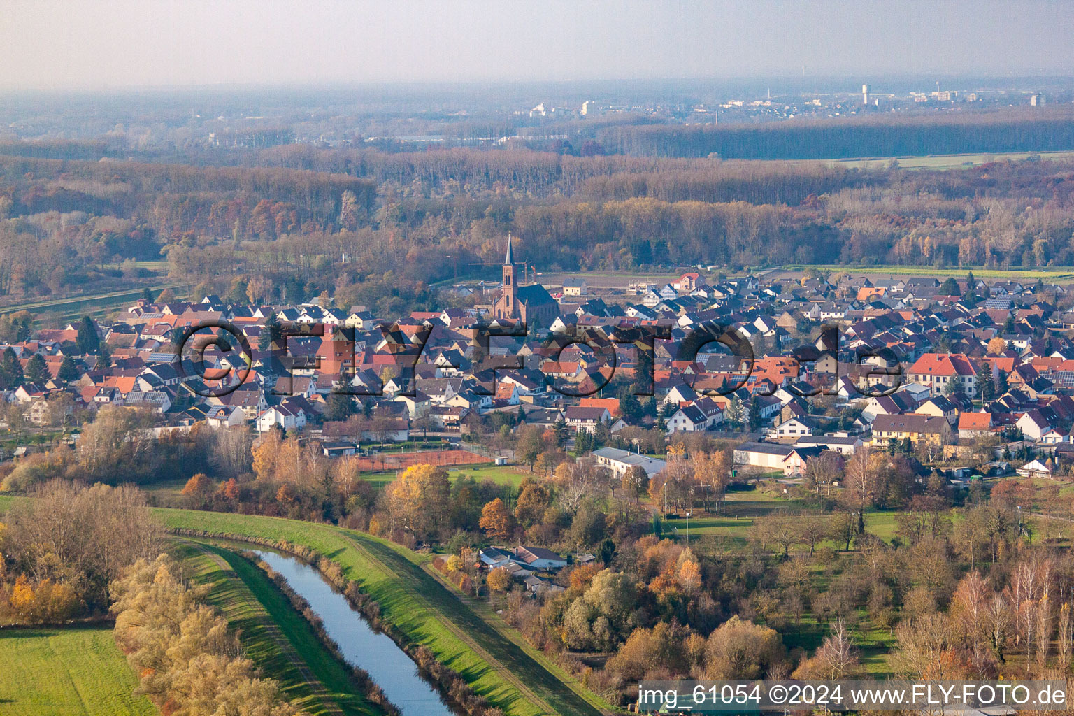 Vue aérienne de Village au bord du canal de Saalbach à le quartier Rußheim in Dettenheim dans le département Bade-Wurtemberg, Allemagne