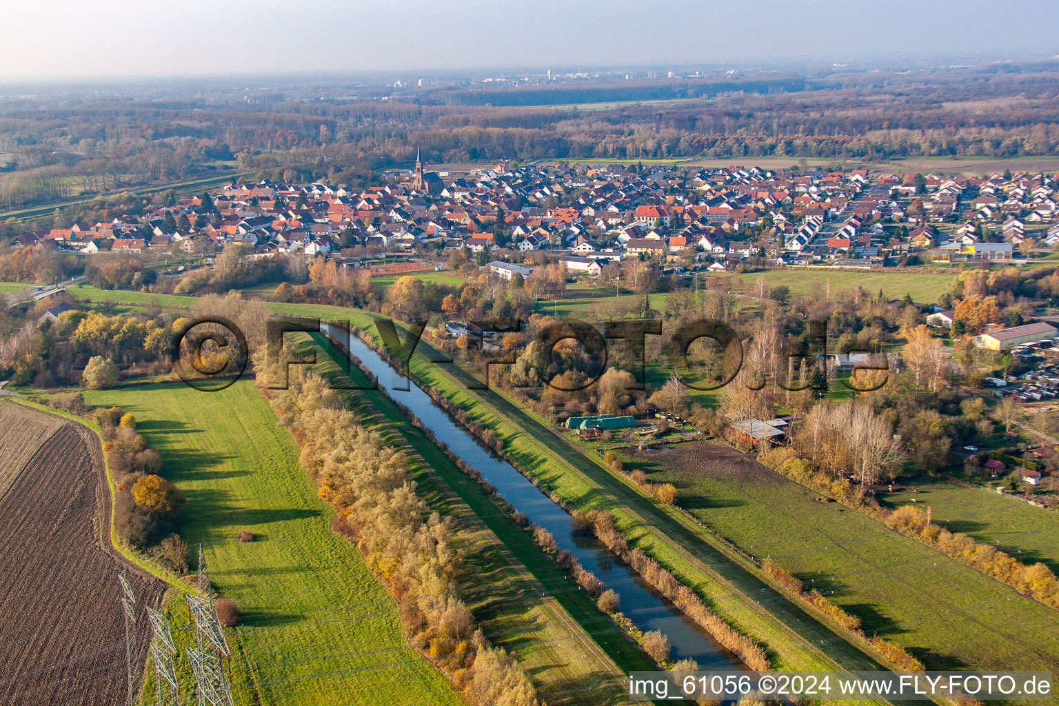 Vue aérienne de Village au bord du canal de Saalbach à le quartier Rußheim in Dettenheim dans le département Bade-Wurtemberg, Allemagne