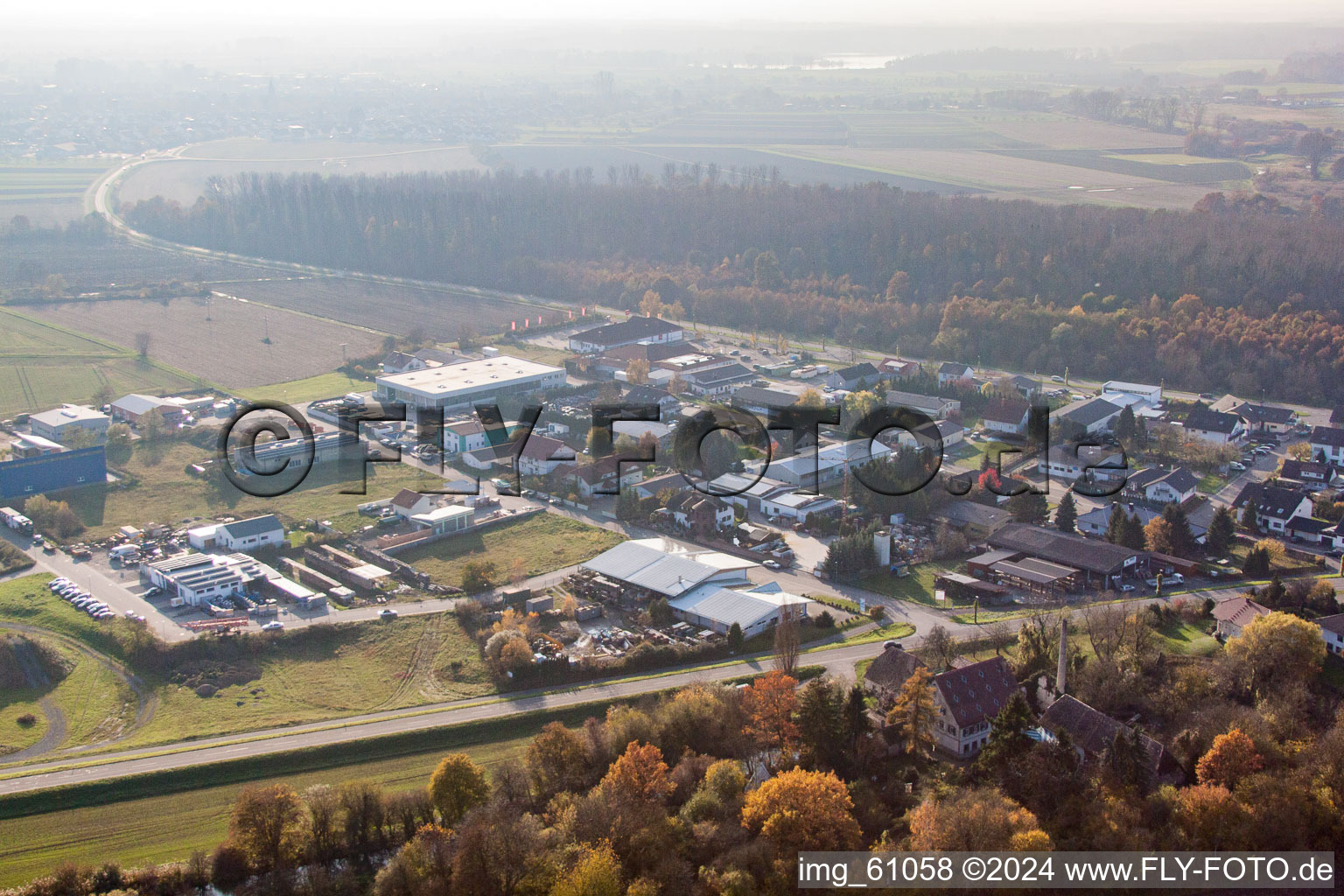 Vue oblique de Anneau commercial de zone commerciale à le quartier Rußheim in Dettenheim dans le département Bade-Wurtemberg, Allemagne