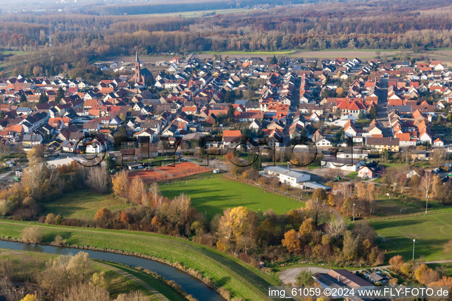 Vue aérienne de Village sur le canal de Saalbach depuis l'ouest à le quartier Rußheim in Dettenheim dans le département Bade-Wurtemberg, Allemagne