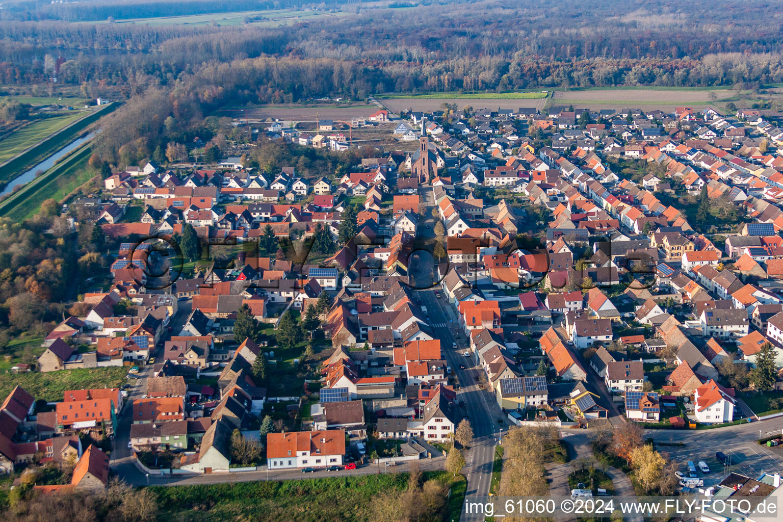 Vue aérienne de Rheinstraße à le quartier Rußheim in Dettenheim dans le département Bade-Wurtemberg, Allemagne