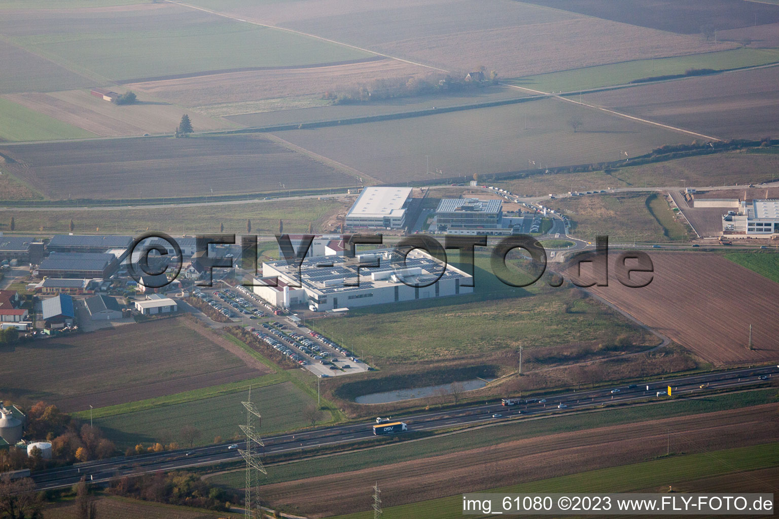 N, zone industrielle à Rülzheim dans le département Rhénanie-Palatinat, Allemagne du point de vue du drone