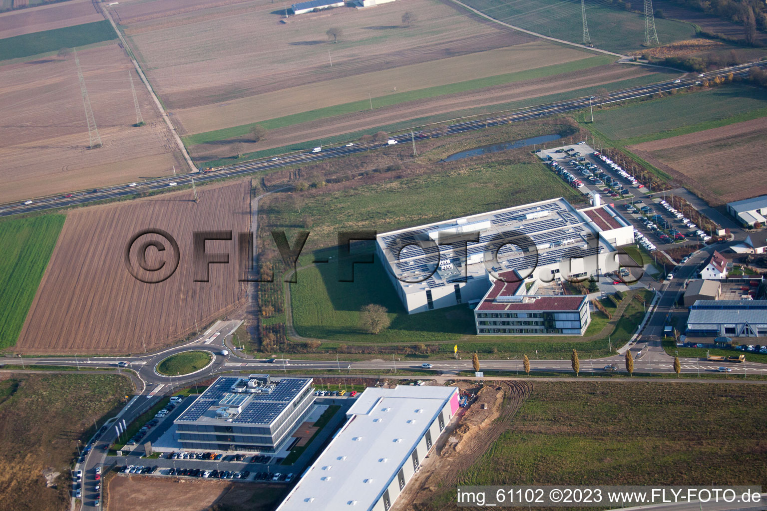 N, zone industrielle à Rülzheim dans le département Rhénanie-Palatinat, Allemagne du point de vue du drone