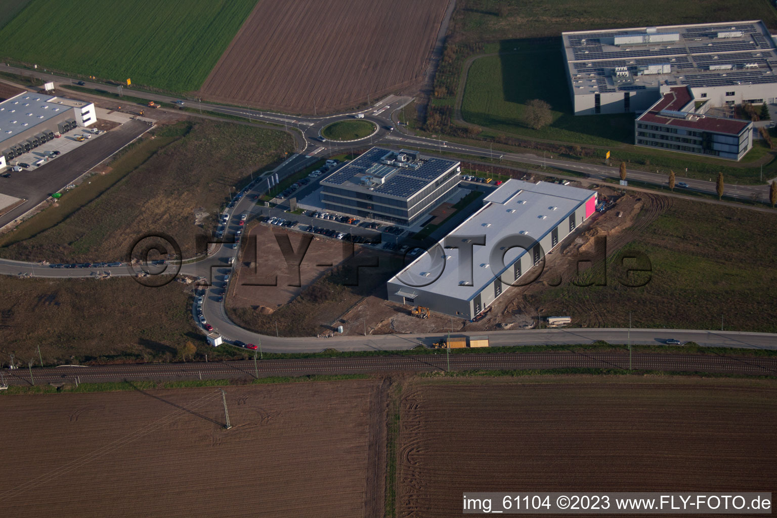 N, zone industrielle à Rülzheim dans le département Rhénanie-Palatinat, Allemagne vu d'un drone