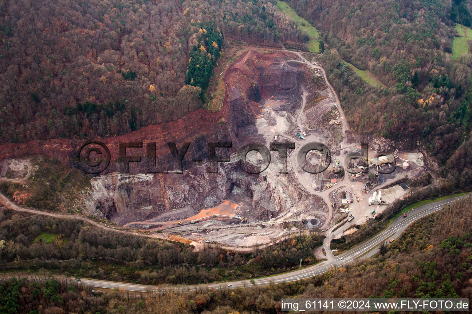 Vue aérienne de Terrain et morts-terrains de la mine de ciment à ciel ouvert de Heidelberger Beton GmbH - Région Sud-Ouest à Waldhambach dans le département Rhénanie-Palatinat, Allemagne