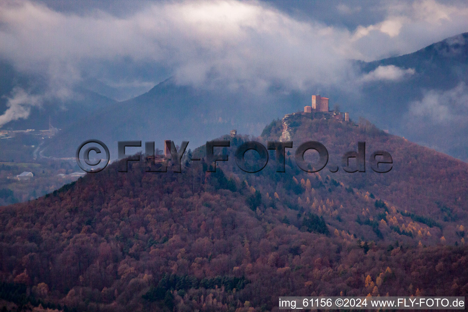 Vue aérienne de Les 3 châteaux Trifels, Anebos et Münz à Leinsweiler dans le département Rhénanie-Palatinat, Allemagne