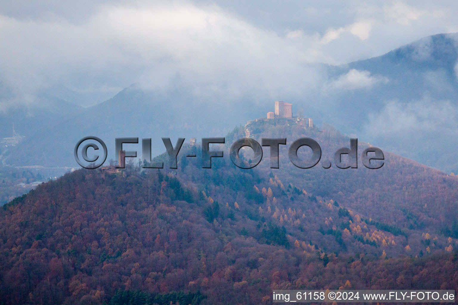 Vue oblique de Complexe du château de Veste Burg Trifels à Annweiler am Trifels dans le département Rhénanie-Palatinat, Allemagne