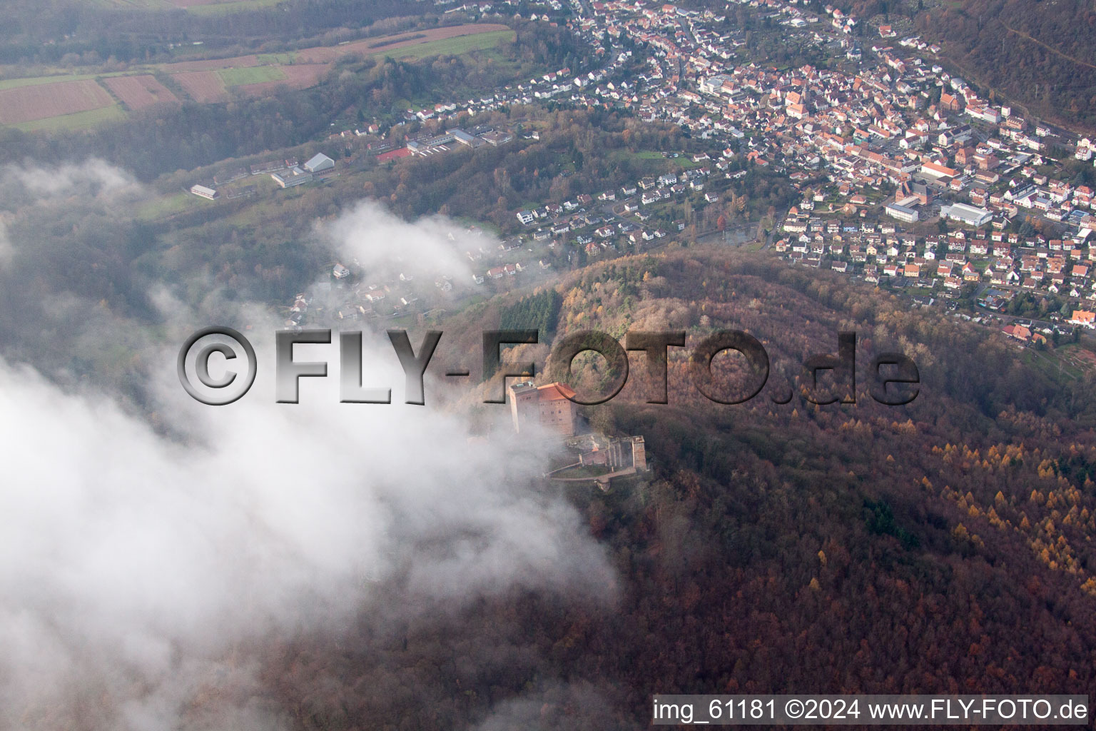 Vue aérienne de Château de Trifels dans les nuages à Annweiler am Trifels dans le département Rhénanie-Palatinat, Allemagne