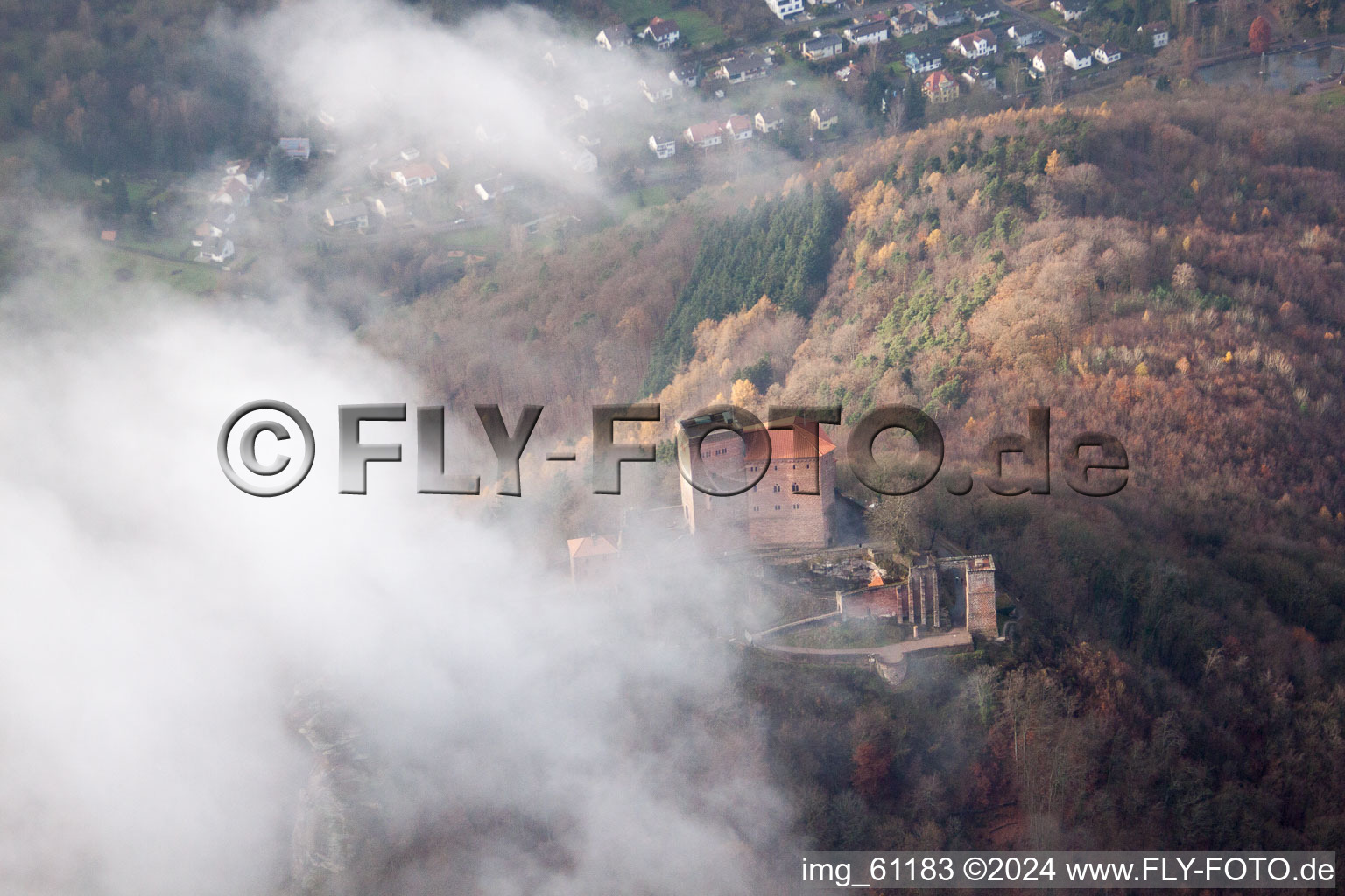 Vue aérienne de Château de Trifels dans les nuages à Leinsweiler dans le département Rhénanie-Palatinat, Allemagne