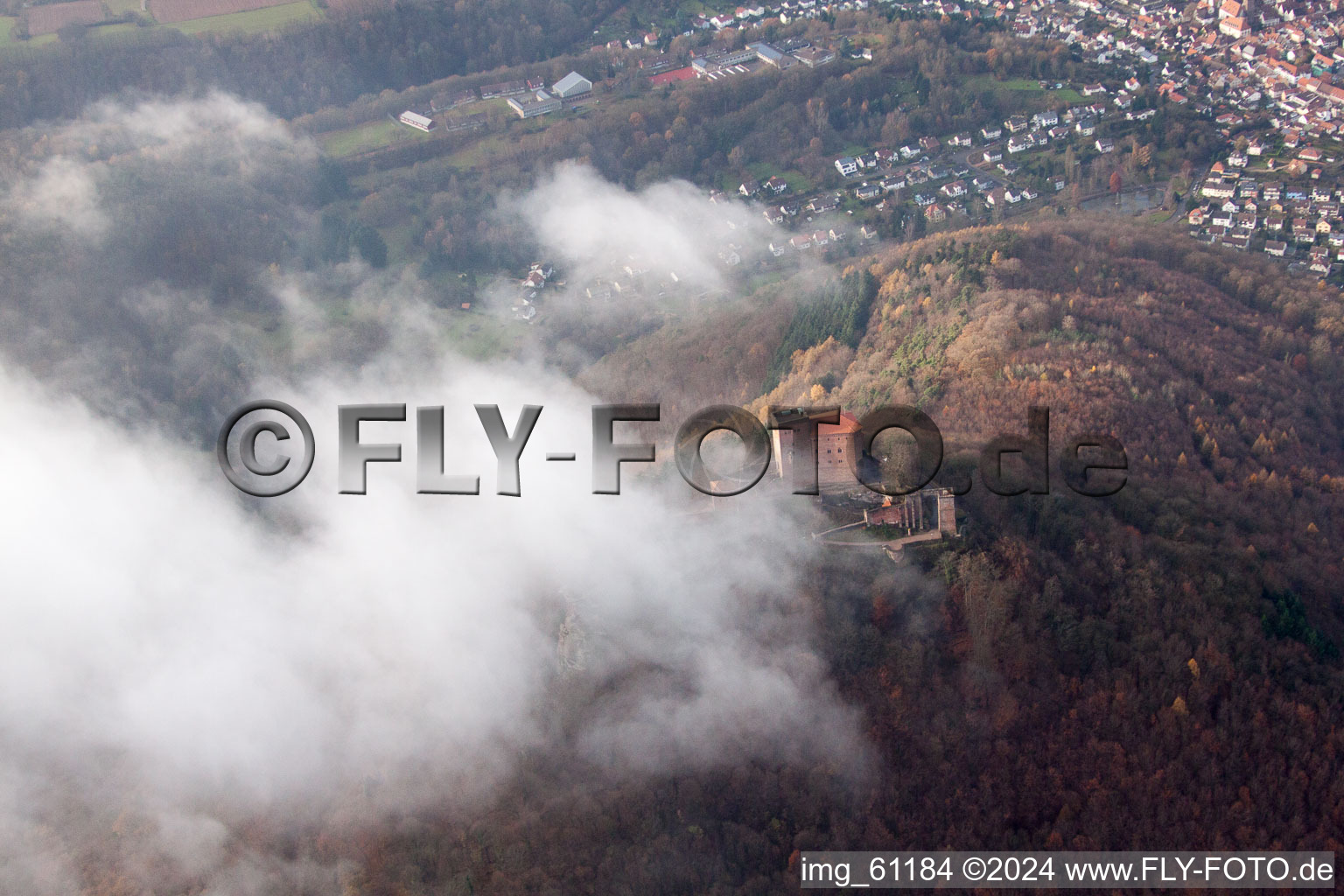 Vue aérienne de Château de Trifels dans les nuages à Annweiler am Trifels dans le département Rhénanie-Palatinat, Allemagne