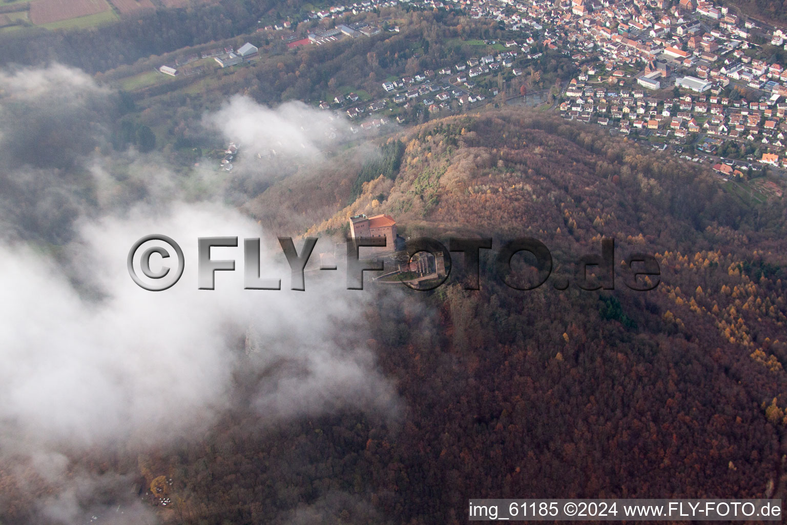 Photographie aérienne de Château de Trifels dans les nuages à Annweiler am Trifels dans le département Rhénanie-Palatinat, Allemagne