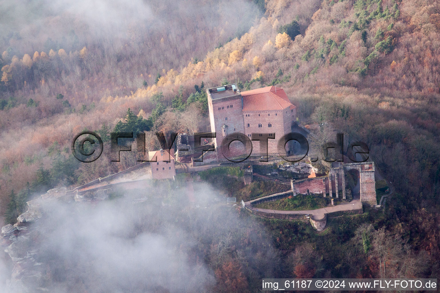 Vue oblique de Château de Trifels dans les nuages à Annweiler am Trifels dans le département Rhénanie-Palatinat, Allemagne