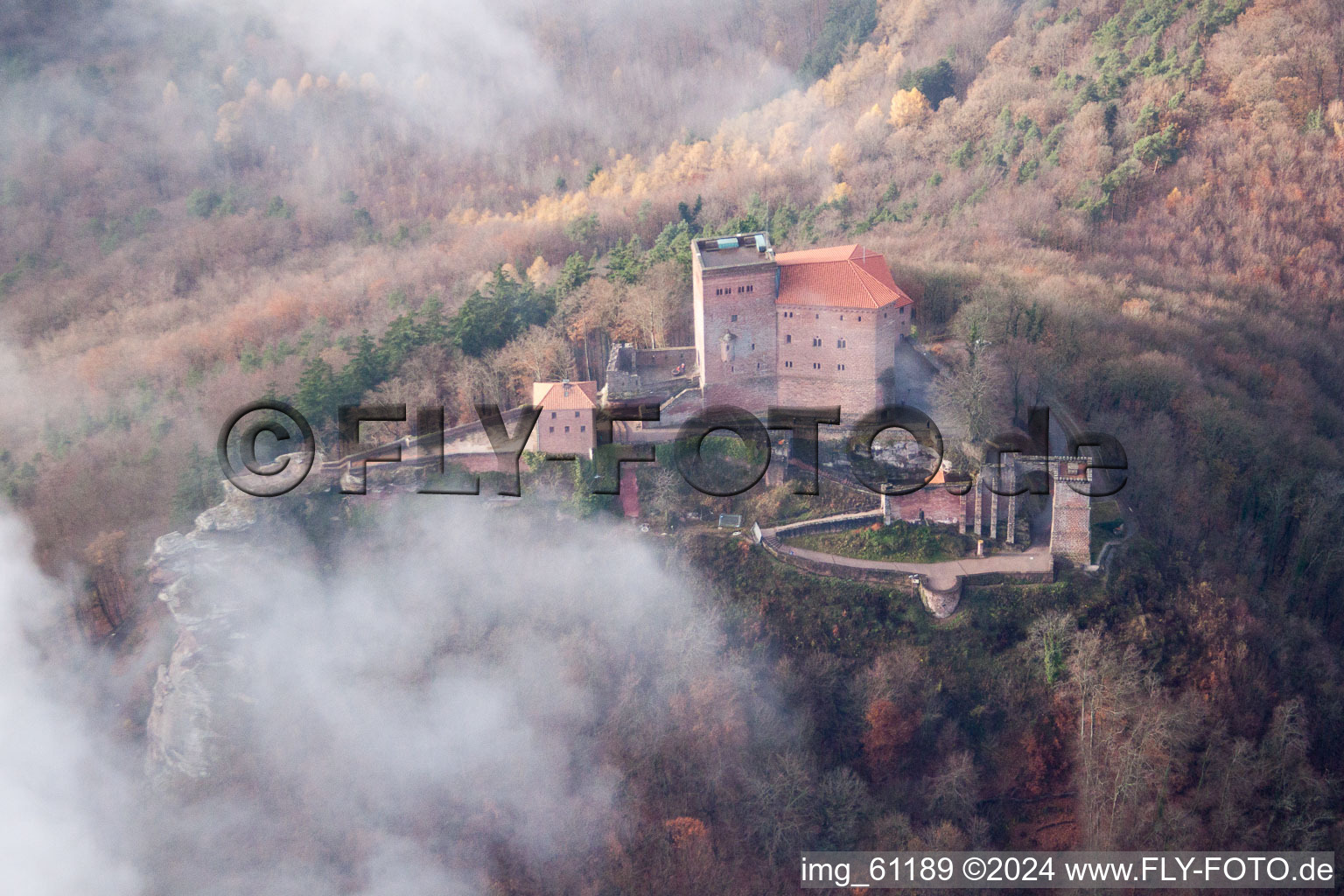 Vue aérienne de Le complexe du château de Reichsburg Trifels entouré par la forêt dans le brouillard à Annweiler am Trifels dans le département Rhénanie-Palatinat, Allemagne