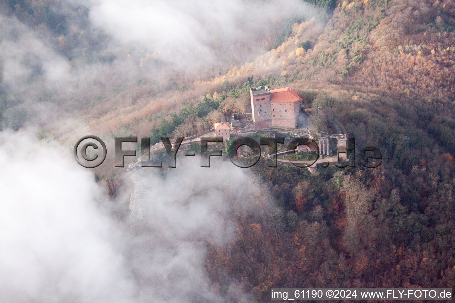 Vue aérienne de Le complexe du château de Reichsburg Trifels entouré par la forêt dans le brouillard à Annweiler am Trifels dans le département Rhénanie-Palatinat, Allemagne