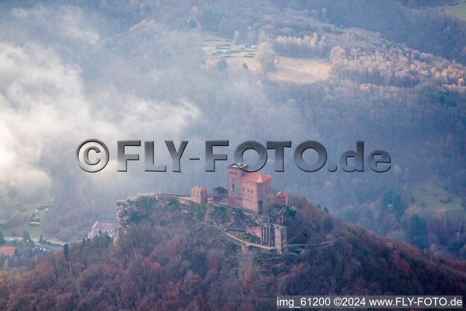 Photographie aérienne de Le complexe du château de Reichsburg Trifels entouré par la forêt dans le brouillard à Annweiler am Trifels dans le département Rhénanie-Palatinat, Allemagne