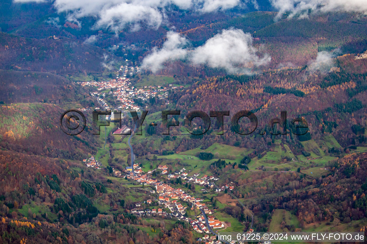 Vue aérienne de Vallée du Dernbach à Dernbach dans le département Rhénanie-Palatinat, Allemagne