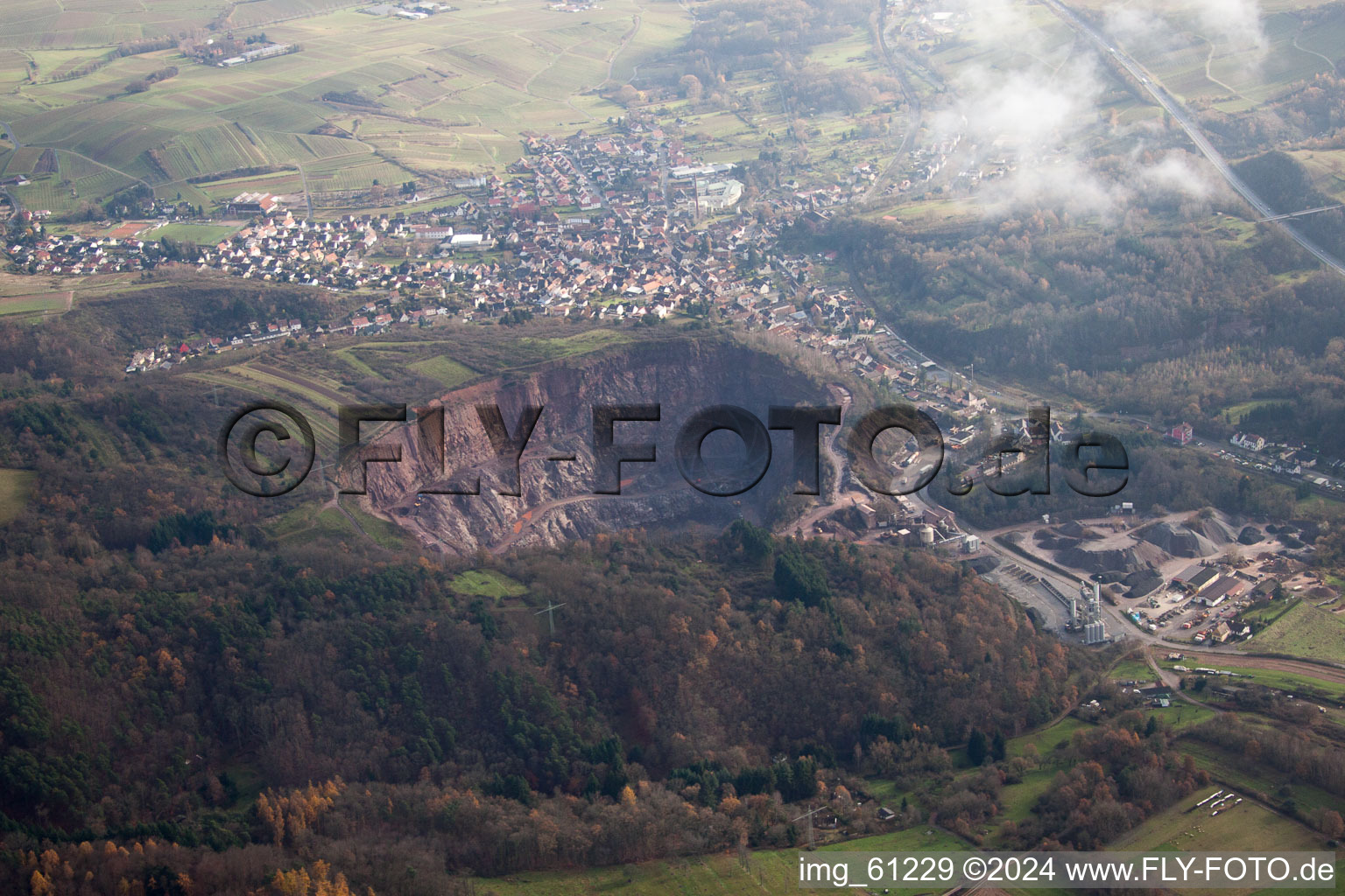 Carrière à Albersweiler dans le département Rhénanie-Palatinat, Allemagne vue d'en haut