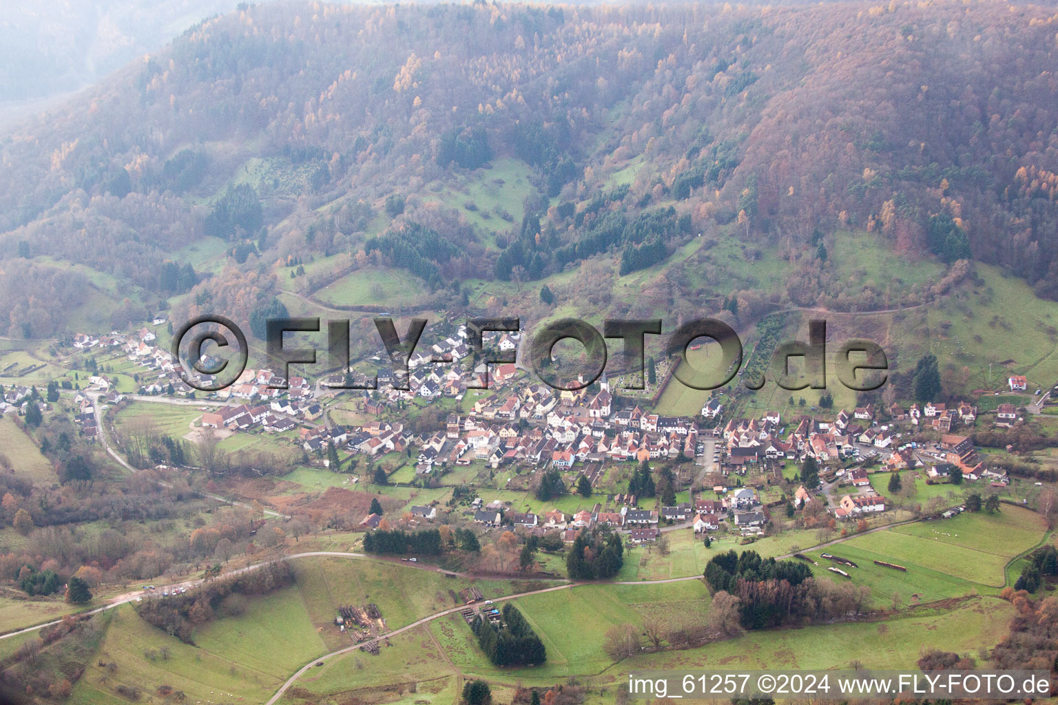 Vue aérienne de Vue sur le village à Dernbach dans le département Rhénanie-Palatinat, Allemagne