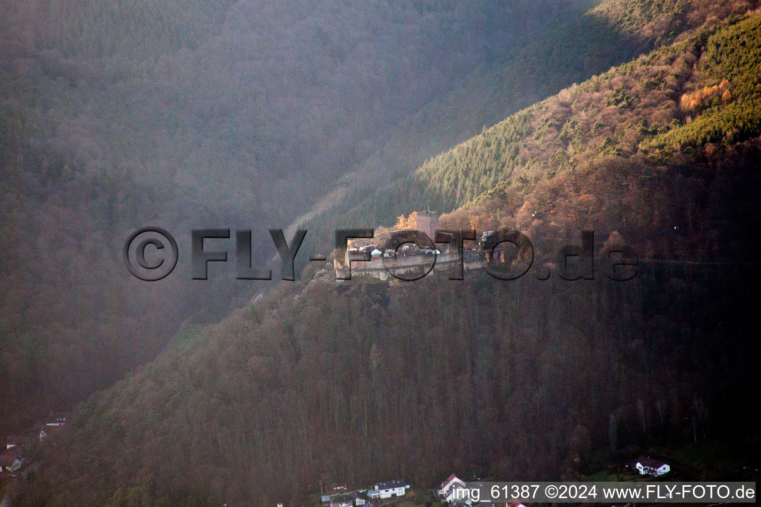 Château de Landeck à Klingenmünster dans le département Rhénanie-Palatinat, Allemagne depuis l'avion