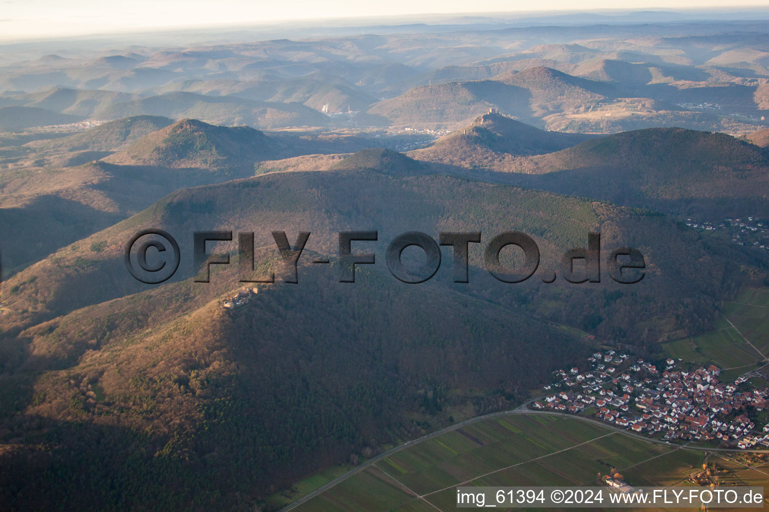 Vue aérienne de Ruines du château de Madenbourg à Göcklingen dans le département Rhénanie-Palatinat, Allemagne