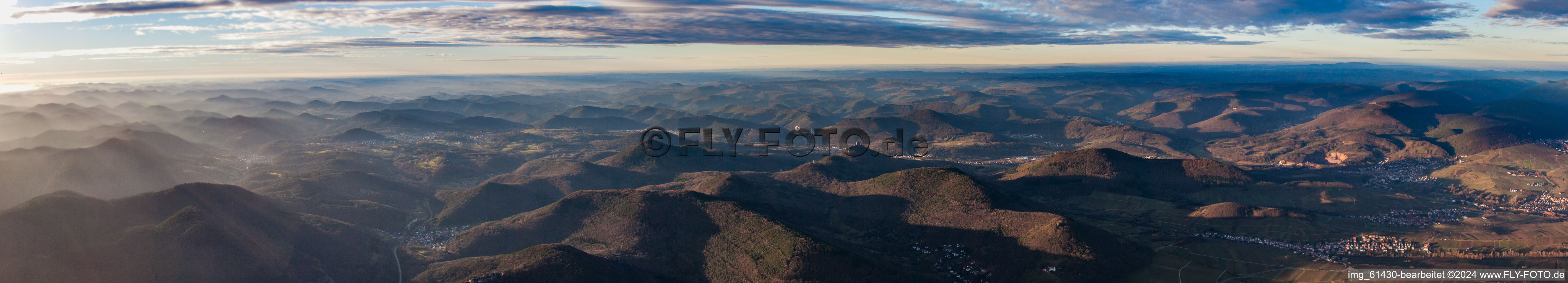 Vue aérienne de Perspective panoramique de la forêt du soir et du paysage de montagne du Haardtrand de la forêt du Palatinat à Leinsweiler dans le département Rhénanie-Palatinat, Allemagne