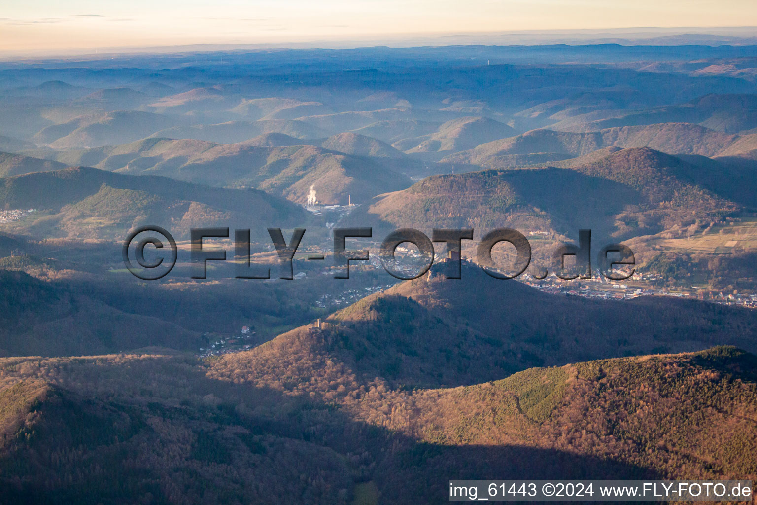 Vue aérienne de Trifels du sud-est à le quartier Bindersbach in Annweiler am Trifels dans le département Rhénanie-Palatinat, Allemagne