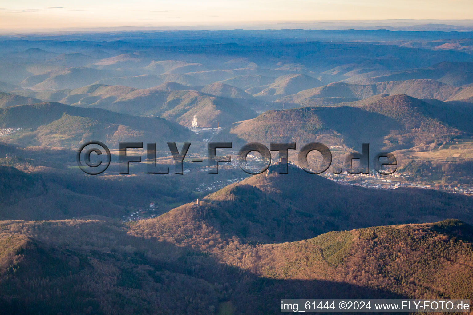 Vue aérienne de Trifels du sud-est à le quartier Bindersbach in Annweiler am Trifels dans le département Rhénanie-Palatinat, Allemagne