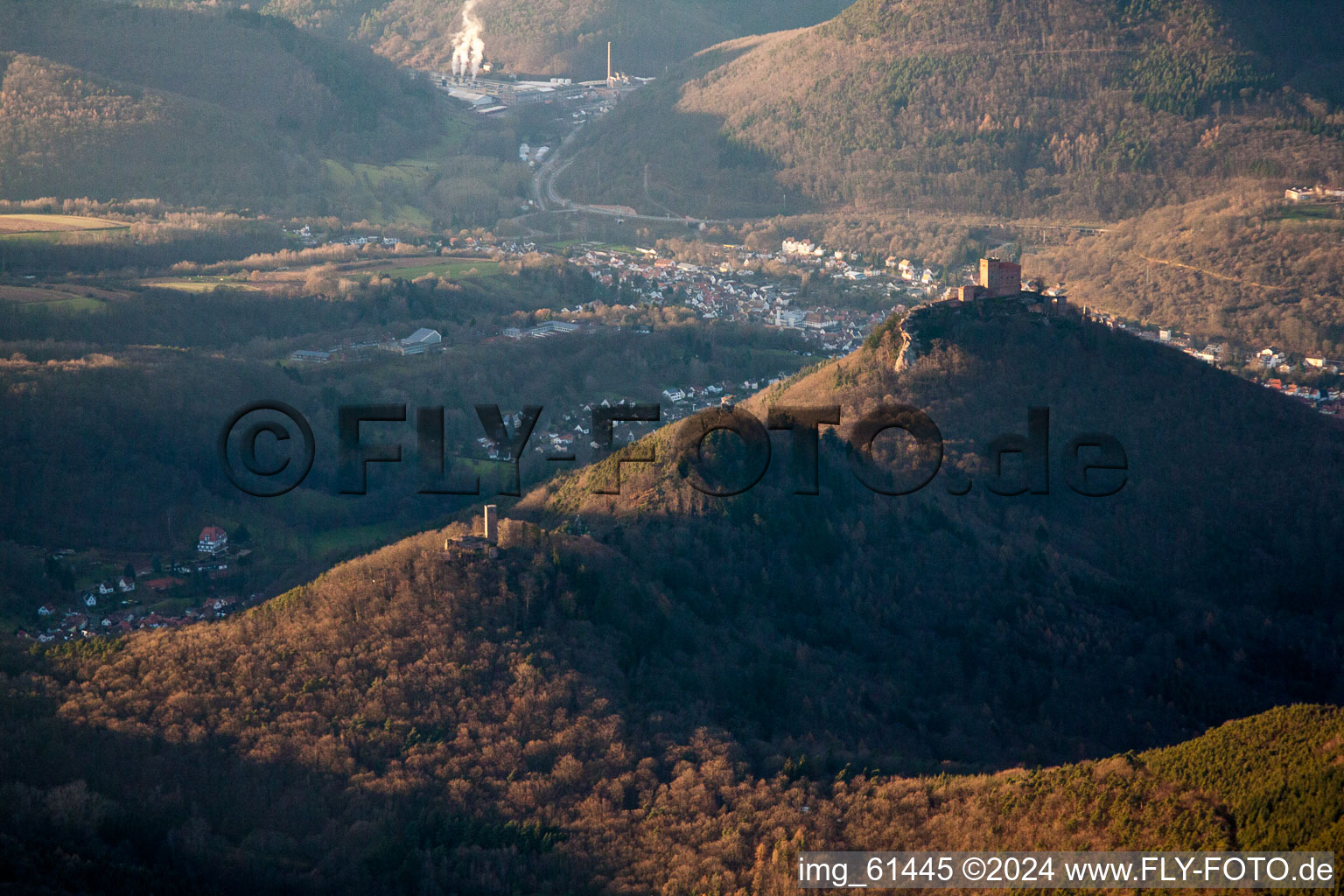 Vue oblique de Le complexe du château de Reichsburg Trifels entouré par la forêt à Annweiler am Trifels dans le département Rhénanie-Palatinat, Allemagne