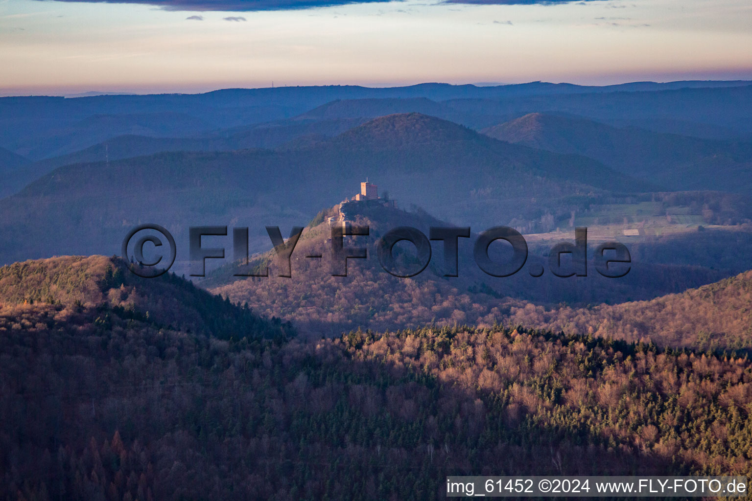 Photographie aérienne de Trifels du sud-est à le quartier Bindersbach in Annweiler am Trifels dans le département Rhénanie-Palatinat, Allemagne