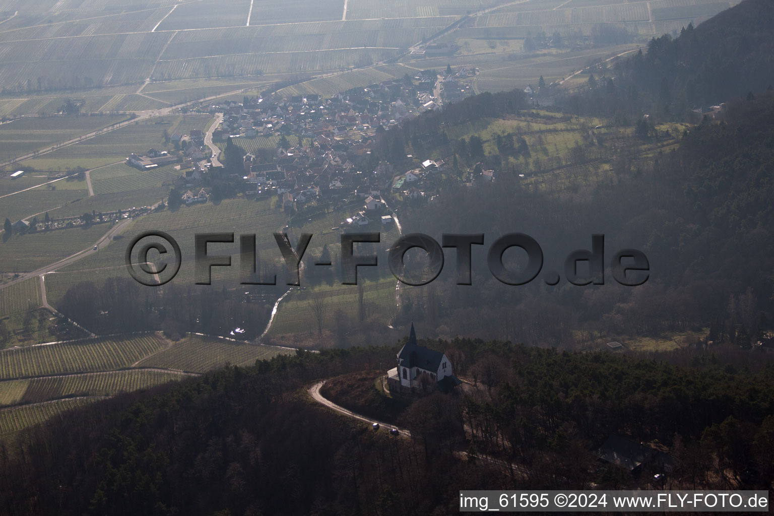 Chapelle Anne à Burrweiler dans le département Rhénanie-Palatinat, Allemagne vue d'en haut