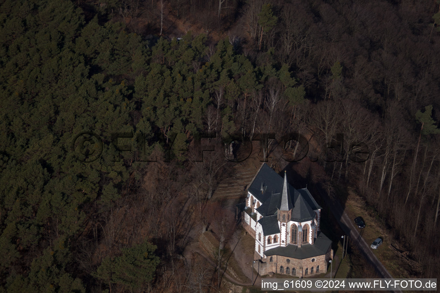 Chapelle Anne à Burrweiler dans le département Rhénanie-Palatinat, Allemagne du point de vue du drone