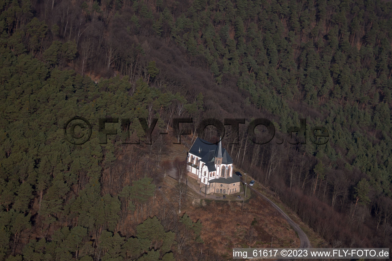 Chapelle Anne à Burrweiler dans le département Rhénanie-Palatinat, Allemagne vu d'un drone