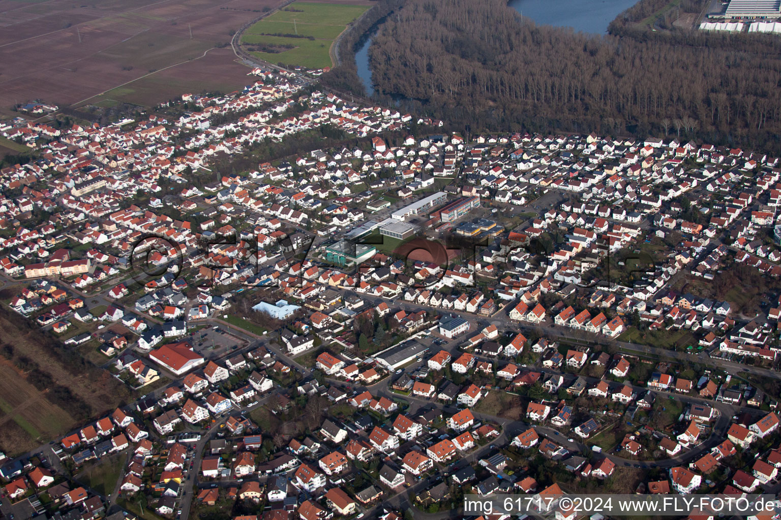 Lingenfeld dans le département Rhénanie-Palatinat, Allemagne du point de vue du drone