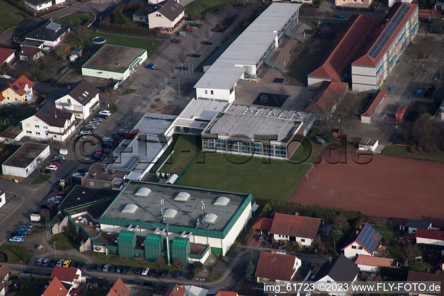 Vue aérienne de École primaire à Lingenfeld dans le département Rhénanie-Palatinat, Allemagne