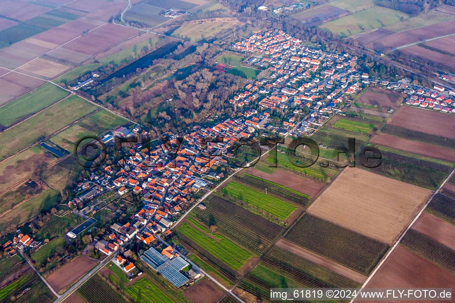 Vue oblique de Champs agricoles et surfaces utilisables à Winden dans le département Rhénanie-Palatinat, Allemagne