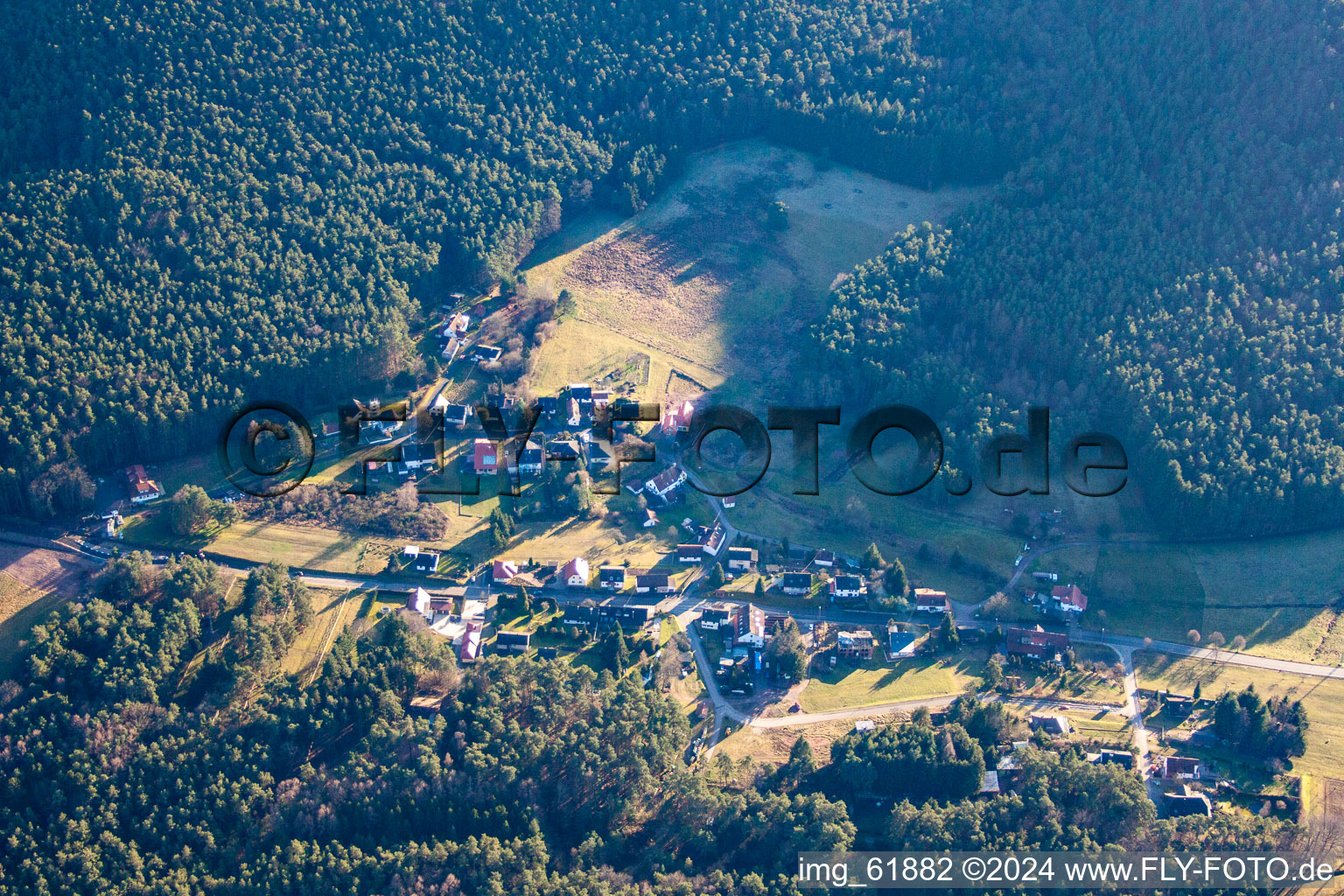 Enregistrement par drone de Quartier Lauterschwan in Erlenbach bei Dahn dans le département Rhénanie-Palatinat, Allemagne