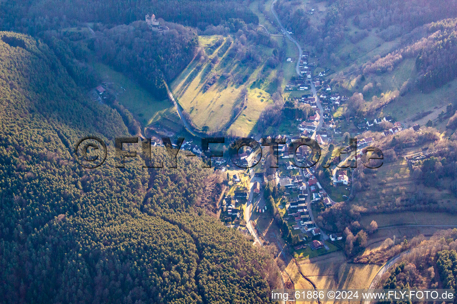 Erlenbach, château de Berwartstein à Erlenbach bei Dahn dans le département Rhénanie-Palatinat, Allemagne vue du ciel