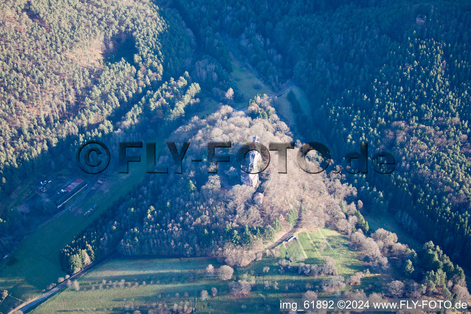 Enregistrement par drone de Erlenbach, château de Berwartstein à Erlenbach bei Dahn dans le département Rhénanie-Palatinat, Allemagne