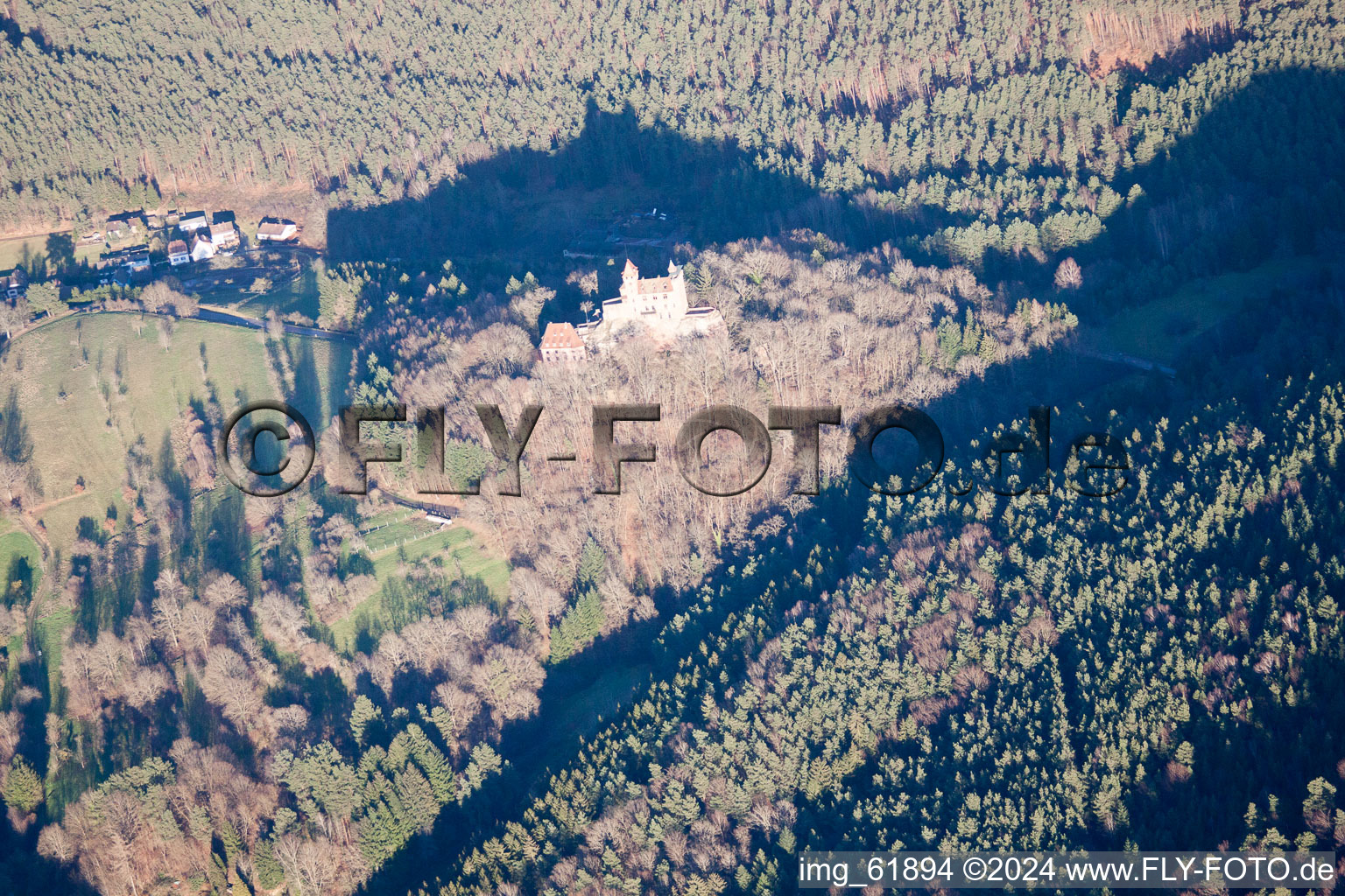 Erlenbach, château de Berwartstein à Erlenbach bei Dahn dans le département Rhénanie-Palatinat, Allemagne du point de vue du drone