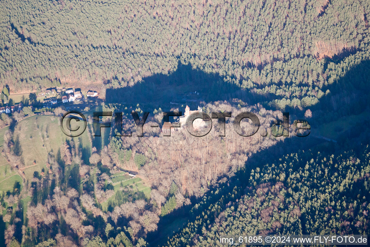 Erlenbach, château de Berwartstein à Erlenbach bei Dahn dans le département Rhénanie-Palatinat, Allemagne d'un drone