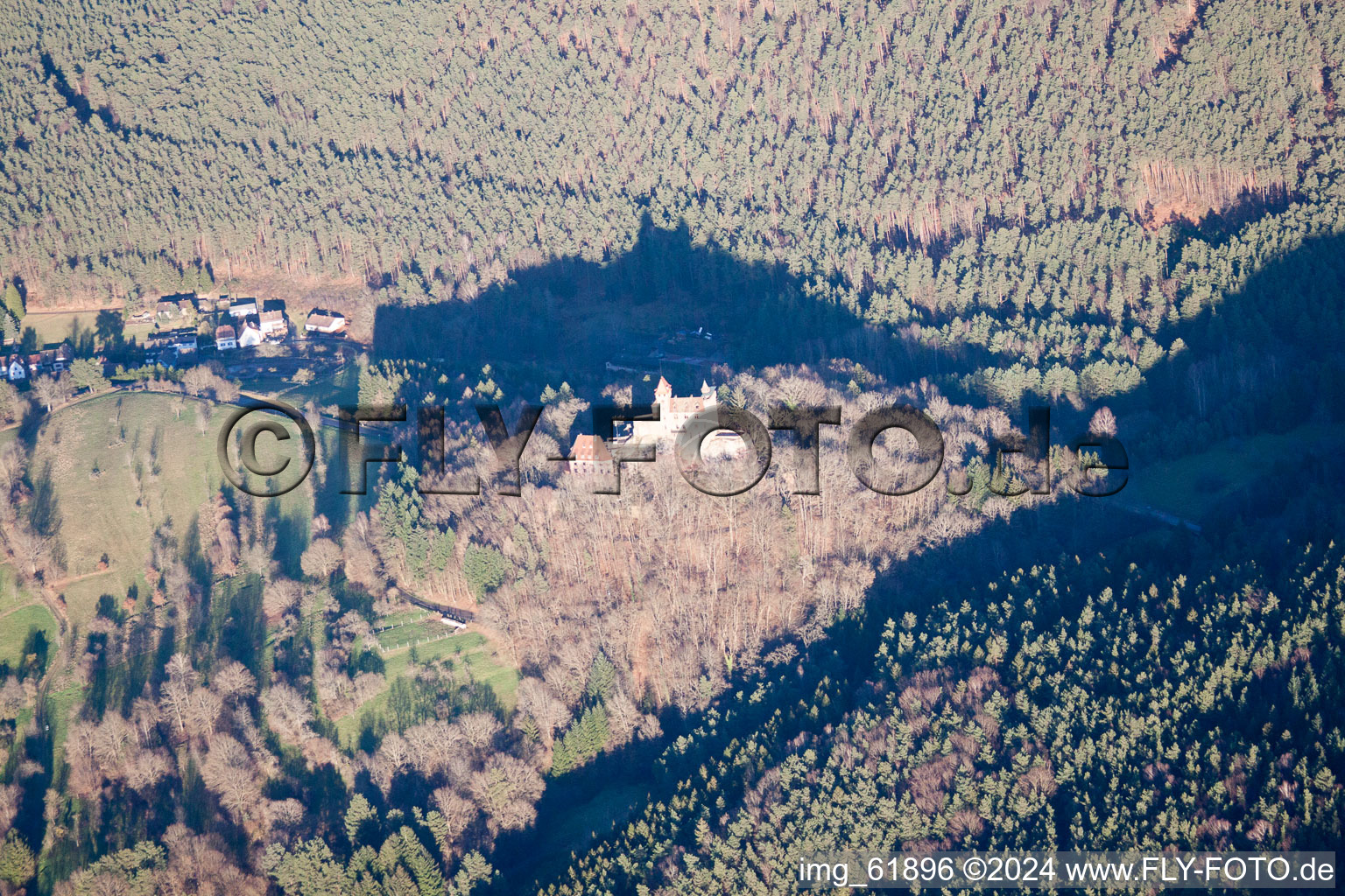 Erlenbach, château de Berwartstein à Erlenbach bei Dahn dans le département Rhénanie-Palatinat, Allemagne vu d'un drone