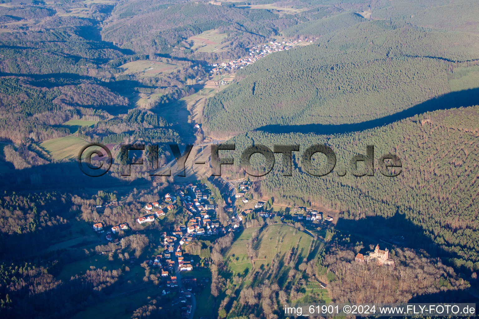 Photographie aérienne de Erlenbach, château de Berwartstein à Erlenbach bei Dahn dans le département Rhénanie-Palatinat, Allemagne